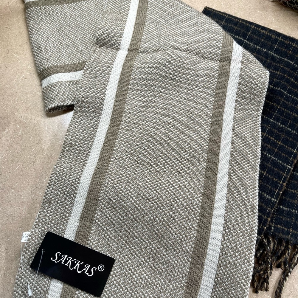 CHAPS & SAKKAS, NWT, WINTER SCARVES. - Picture 8 of 9